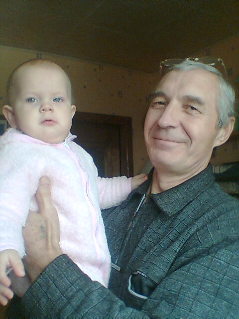 Егор Коробов с внучкой три года назад